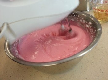 step4: 待糖水及魚膠粉水涼後，加入從雪櫃拿出已打好的蛋白中，快速用打蛋器攪拌，可以加小許色素或不加也可以。