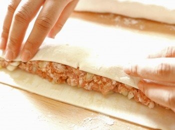 step6: 把酥皮捲起肉餡，注意接駁的位置不要重疊太多，接駁位向下。