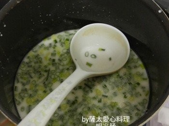 step2: 蝦米加水於微波爐燈軟，切碎，蓮同蔥花放粉䊢中