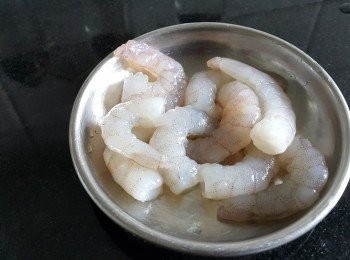 step4: 將蝦仁清洗後吸乾水份，起油鑊先將蝦仁，腸絲加入蒜頭輕輕爆香上碟備用