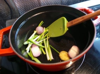 step4: 下乾葱、葱白和薑片以中火爆香，加入雞件炒勻。