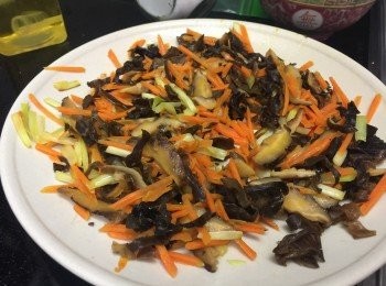 step4: 先用甘筍絲、冬菇絲、木耳絲、韭黃加半小匙鹽炒熟，待涼備用