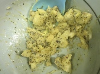 step1: 將奶油先放置室溫變軟，
加入香料、黑胡椒、鹽與蒜丁混合拌勻。