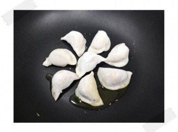 step3: 將水餃或鍋貼排列成花型~~