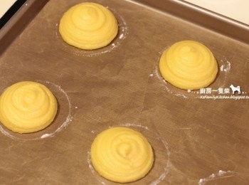 step8: 完成的麵糊裝入擠花袋中，以1cm口徑的圓形擠花嘴，在鋪有不沾烤布或烘焙紙的烤盤上，間隔均勻地擠出直徑約6~8公分的圓形泡芙麵糊。