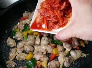 step7: 落泡菜炒勻,煮約2-3分鐘即可