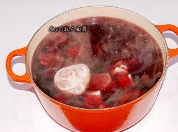 step2: 準備一個燉鍋,將所有材料放入(鹽除外),加入適量的水(水量超過<span class="group_1">食材</span>5~8cm)煮滾後將表面的浮末撈除,蓋上鍋蓋小火燉煮1小時