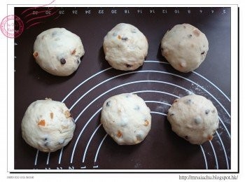 step3: 將麵團拿出, 排出空氣, 把麵團分成6份, 每份約92-93g。滾圓醒麵30分鐘。