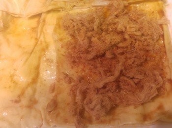 step3: 再鋪上肉鬆後卷成圓桂體。