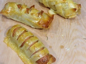 step1: 先將腸仔解凍放入滾水烚熟後取出用小刀界一線搣去腸衣備用