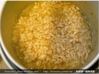 step4: 把一整包的巧活食品原味雞高湯直接倒入電鍋中，與白米飯一同攪拌。