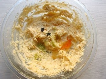 step6: 加入蛋,香草籽及檸檬皮。