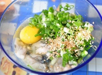 step2: 將牡蠣、蔥花、嫩薑末、雞蛋、白芝麻放入攪拌容器中用筷子輕輕拌攪即可(因為蚵仔很脆弱，一不小心會讓她肚破腸流喔~)