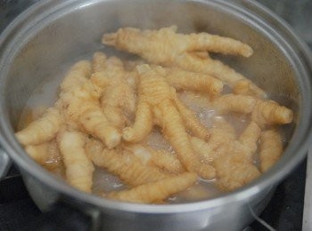 step2: 用一煲沸水煮已炸的鳳爪20分鐘，然後瀝乾水份