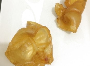 step3: 浸水後，蒸20分鐘，時間自行調整，因這花膠不太厚。