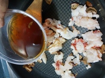 step9: 加少許浸牛肝菌的水將龍蝦及牛肝菌炒勻