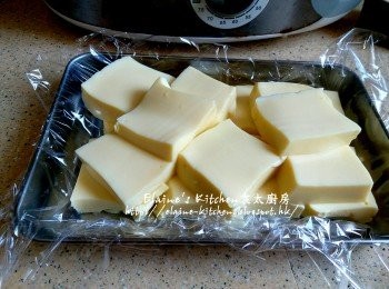 step4: 蒸好的豆腐待涼10分鐘後再切成件 , 放上碟再蓋上保鮮紙放入雪櫃靜待30分鐘