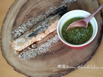 step4: 另一邊燒10分鐘後，去除魚柳上的鹽及迷迗香後可上碟