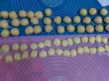 step6: 外皮分割每個18g,內餡每個7g成圓,