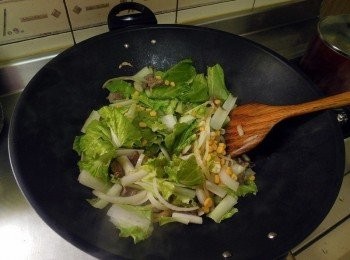 step5: 再將蔬菜一起下拌炒