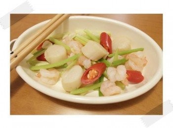 step5: 邊炒邊流口水呢~~~蝦仁好清脆喔^^" 簡單的炒一下就完成好鮮味的一道菜!!