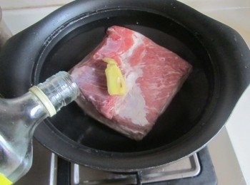 step1: 將正正方方的肥瘦相間的五花肉塊放入冷水中，加入2-3片薑片和適量白酒；