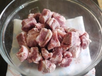 step1: 牛肉泡幾次清水去血水後切成1口大小,
   去除油脂多的部分及筋膜.放入調理碗中.