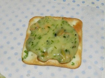 step6: 用湯匙把糖舀在蘇打餅乾上，再蓋上一片蘇打餅就可以ㄌ~