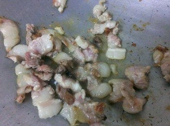 step1: 五花肉切片煎至出油 ( 五花肉會出油~不另外再加油~簡單煮~健康吃~符合少油少鹽原則^^ )