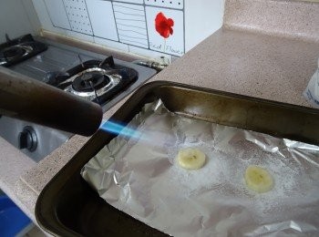 step10: 最後按個人喜好裝飾，我今次用焦糖香蕉裝飾.    將適量Equal® Sugar Blend多用途健康糖灑在香蕉片上， 用火鎗小心肇成焦糖，