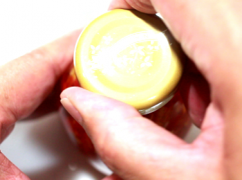 step13: 緊密拴上瓶蓋。倒放至涼透。倒放是有幫助真空的形成的。