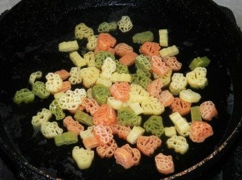 step1: 閃電麥坤義大利麵入滾水煮(加一點橄欖油跟鹽)