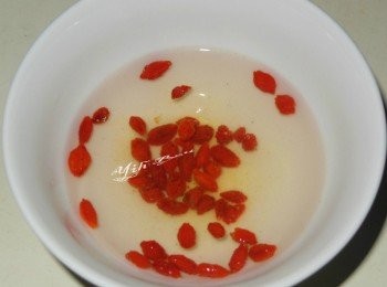 step1: 枸杞泡熱水泡軟撈起瀝乾