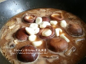 step7: 加入冬菇及馬蹄拌勻煮滾 , 蓋上蓋轉慢火炆1小時