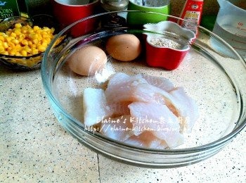 step9: 將魚柳放回鑊中用中火半煎炸至金黃色即可