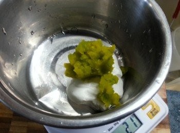 step15: 將搓好的糯米粉糰分成三份,將其中一份加入南瓜肉搓成黃色粉糰