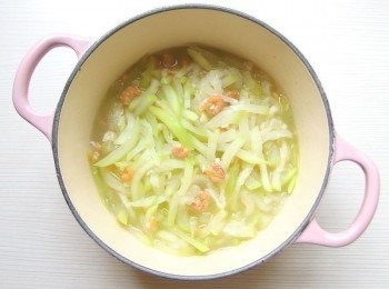 step4: 煮至蒲瓜絲出水變軟,加入海鹽調味即可熄火。