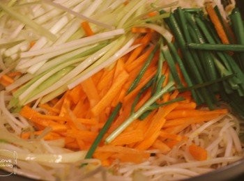 step8: 加入韮菜韮黃蘿蔔炒熟