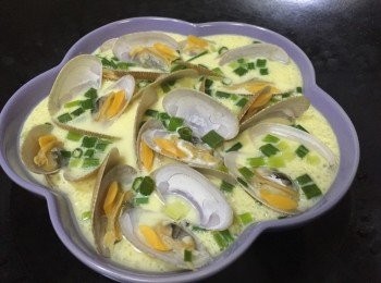 step6: 大鍋子中加入水煮滾，放入蒸架, 加入水蛋大火蒸10-12分鐘即成