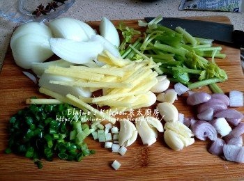 step3: 洋蔥去皮切件 , 蒜頭去衣拍扁 , 乾蔥頭去衣切大件 , 芹菜莖切段 , 薑去皮切絲 , 蔥切細粒