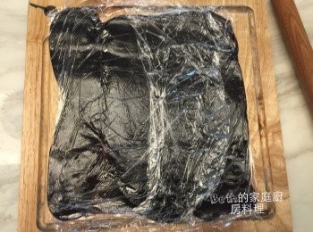 step2: 棗泥鋪在保鮮膜上，桿平成正方形，再對切成兩半