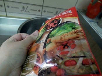 step6: 得意的一天美味濃湯-人蔘雞湯包倒入悶煮鍋內鍋裡，加入泡香菇水與適量的水攪拌均勻，加熱至滾後轉小火。