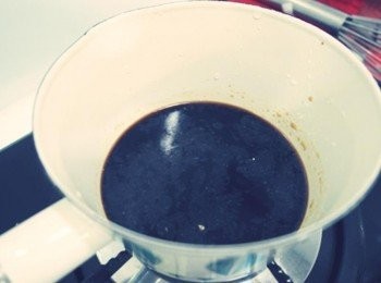 step2: 把醬汁材料倒在一起並且加熱!! 要試一下味道哦~~太鹹太淡在調整^^