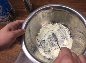 step3: 將粉類完全攪勻，芝麻粉要攪散些呢！