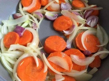 step3: 同一鑊用油爆香洋蔥，甘荀和乾蔥