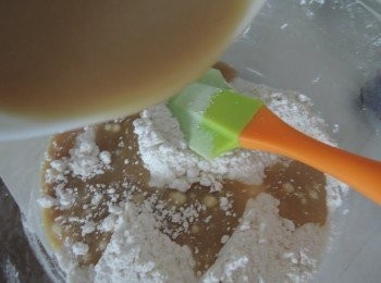 step3: 将湿性材料和干性材料一起混合，然后搅拌至面糊状即可。 小提醒一下，不要过度搅拌面糊，如果面糊不够滑顺那也没关系。如果你过度的搅拌，那很可能蛋糕的质感会变成胶质的口感。