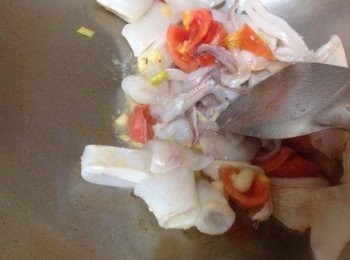 step1: 薑末、蒜末爆香炒番茄＞花枝圈，加入番茄醬、水煮入味，塩調味