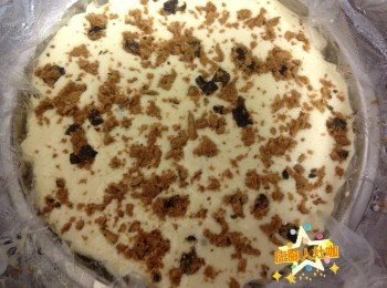 step4: 再倒入剩下的蛋糊，上面撒適量的肉鬆，蓋上鍋蓋，大火蒸10分後熄火，鍋蓋開一小縫待5分後取出