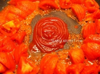 step3: 將鍋中間騰空，把蕃茄醬下鍋炒香，並加入水(高湯)煮滾以後起鍋備用。(番茄的水份高達94%，所以需要利用番茄醬來加強這道菜的香氣。)