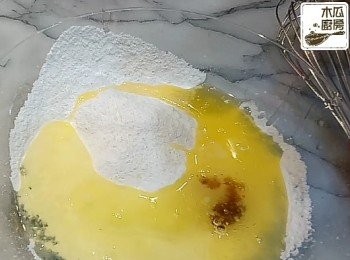 step1: 牛油小火煮溶，待至微涼備用；  先將低筋麵粉、糖霜、幼鹽，混合過篩；  蛋白、牛油溶液、雲呢拿香油，加入粉中拌至沒有粉粒